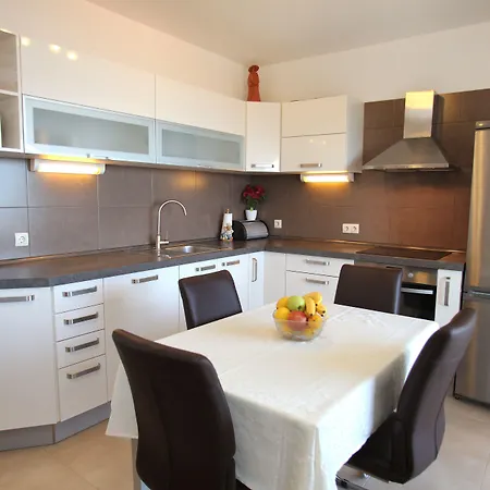 Cvita * Τρογκίρ